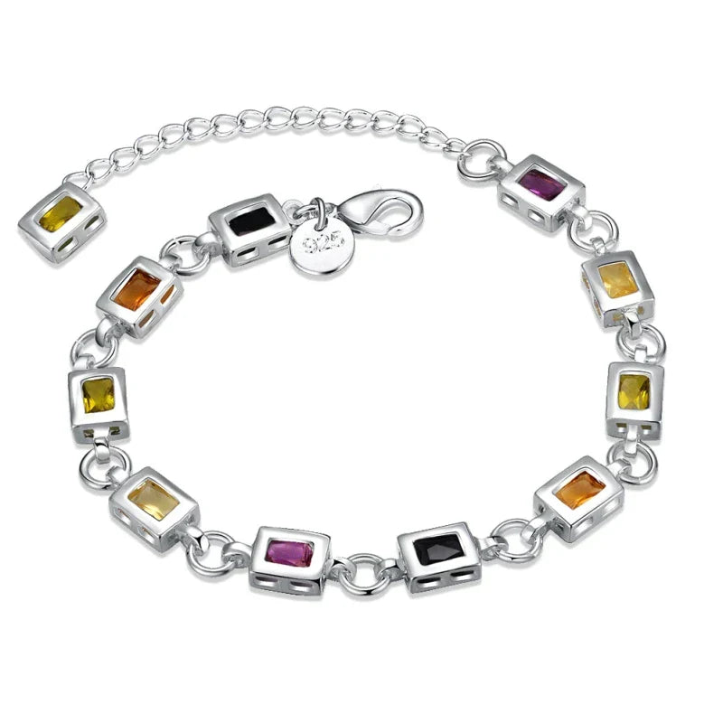 Elegante meerkleurige zirkonia damesarmband, verzilverd en verstelbaar. Een stijlvol sieraad voor vrouwen.