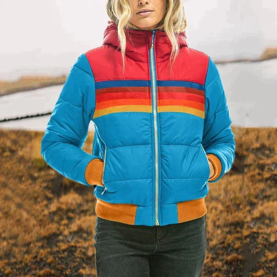 Modieuze en warme dames pluche jas met capuchon, ideaal voor een comfortabele winteroutfit.
