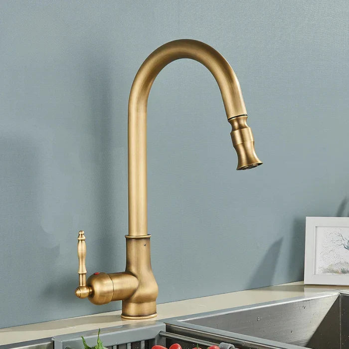 Elegante vintage keukenkraan, antiek messing, met draaibare uitloop en zwarte details voor elke keuken.