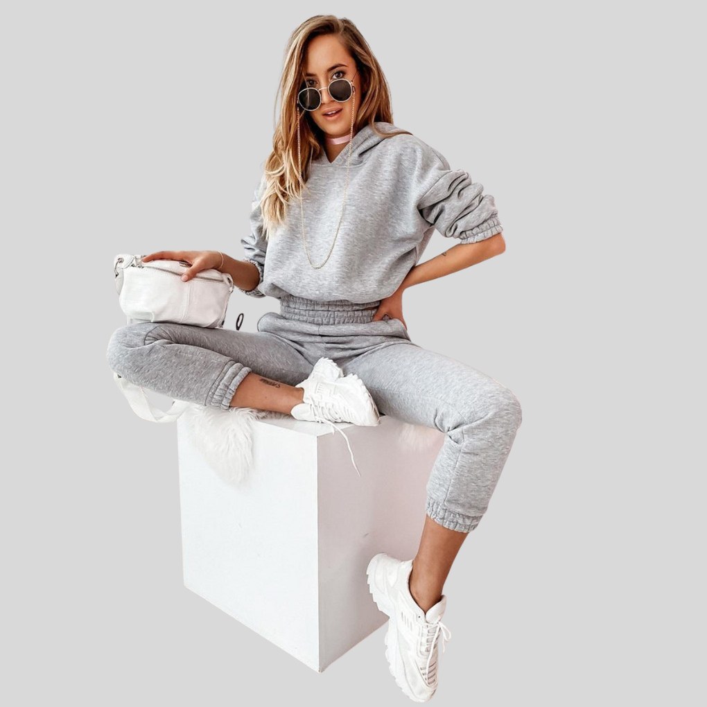 Relaxte pasvorm dames trainingspakset, een comfortabele jogger van katoenmix. Perfect voor sport of vrije tijd.