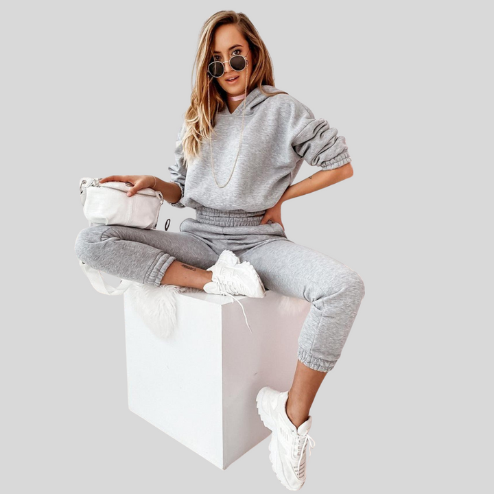 Relaxte pasvorm dames trainingspakset, een comfortabele jogger van katoenmix. Perfect voor sport of vrije tijd.
