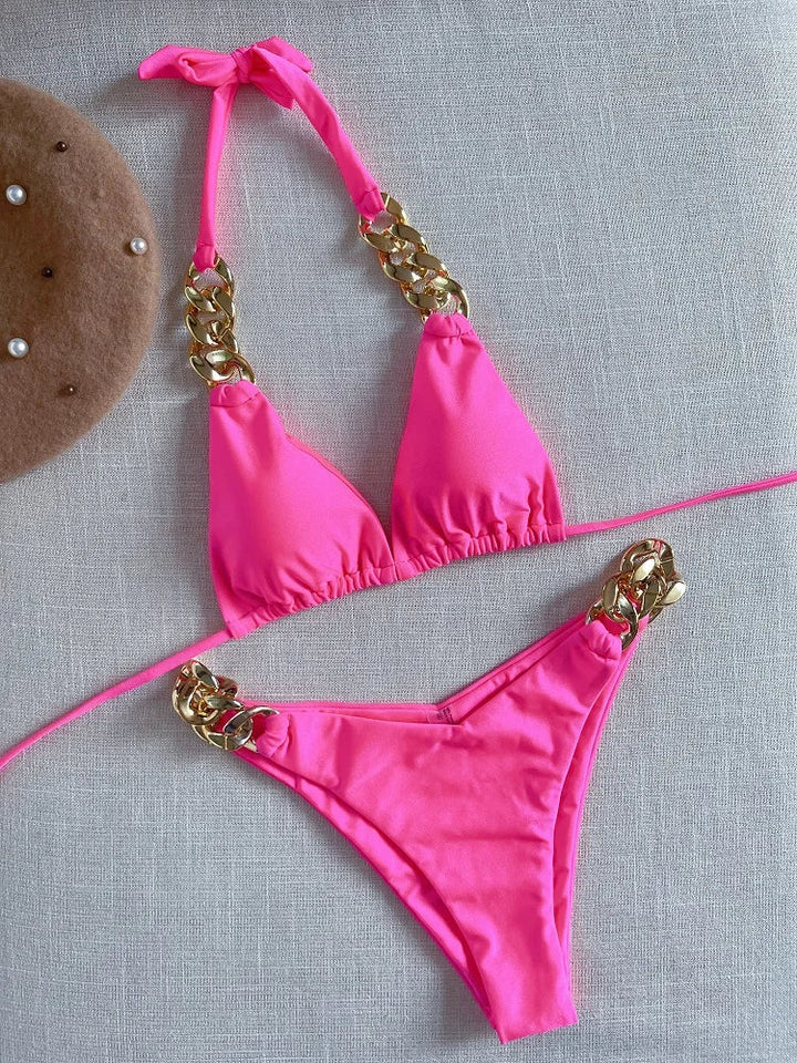 Stijlvolle dames bikini set in blauw en zwart, perfect voor een zomerse stranddag.