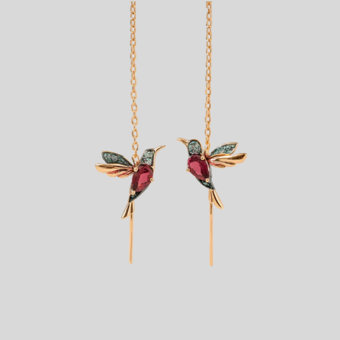 Goudkleurige dames kolibrie oorbellen met sprankelende kristallen. Elegante druppel sieraden, perfect als cadeau.