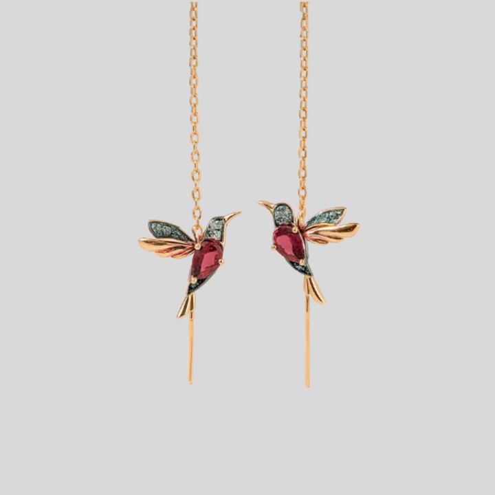 Goudkleurige dames kolibrie oorbellen met sprankelende kristallen. Elegante druppel sieraden, perfect als cadeau.