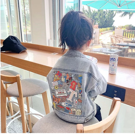 Casual spijkerjasje voor kinderen met moderne denimlook. Ideaal als lente- en zomerjas, comfortabele kinderkleding.