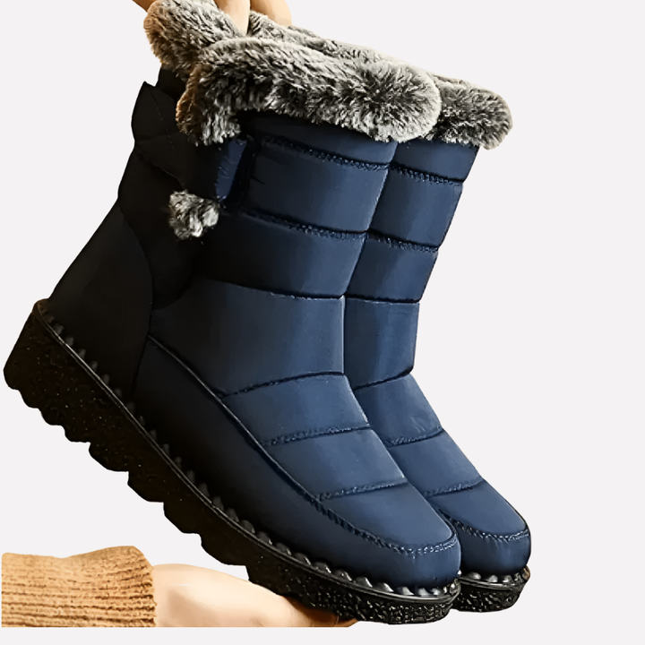Dames waterdichte winterlaarzen in het zwart, warm gevoerd en met antislipzool voor optimale grip in sneeuw en ijs.