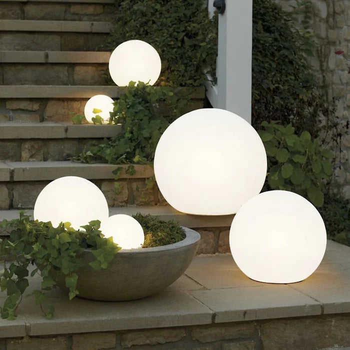 Bolvormige LED tuinverlichting, GlowSphere, sfeervol en oplaadbaar voor terras decoratie.
