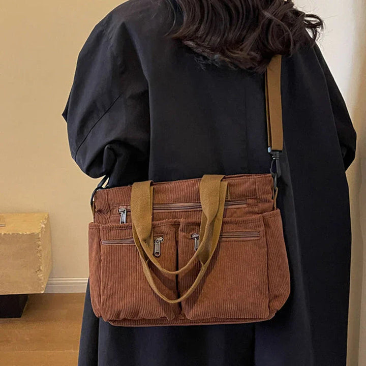 Moderne dames schoudertas van corduroy stof, perfect voor een trendy look.