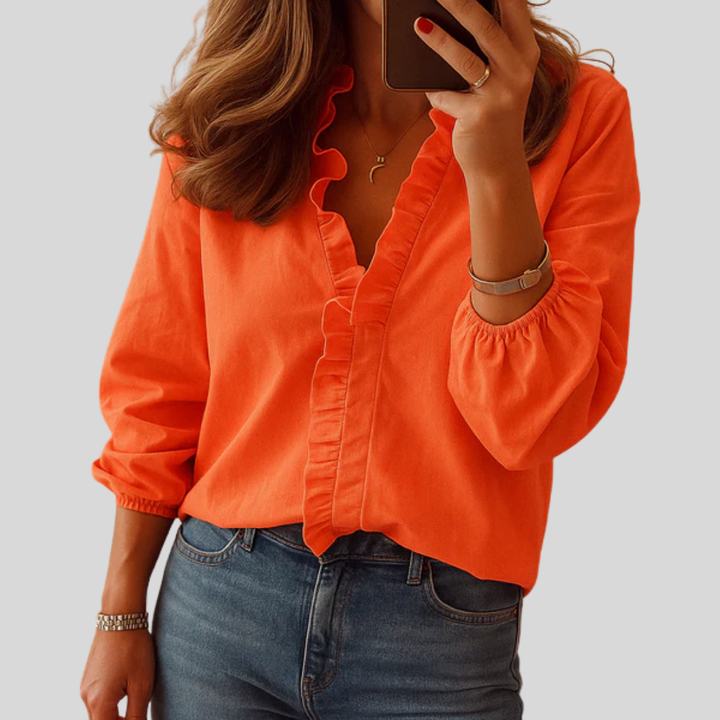 Witte dames blouse met ruches, v-hals en lange mouwen. Elegante en comfortabele top voor zakelijk of casual gebruik.