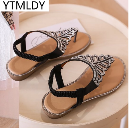 Comfortabele platte dames sandalen, modieus versierd met strass voor dagelijks gebruik.