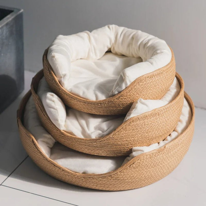 Stijlvolle bamboe mand voor katten en kleine honden, een ademende en comfortabele slaapplek in natuurlijke stijl.
