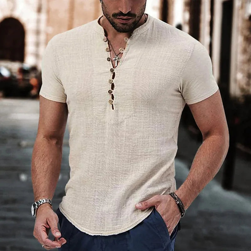 Trendy heren V-hals T-shirt met stijlvolle knoopdetails. Ideaal voor een casual zomerlook en comfortabele dagelijkse kleding.