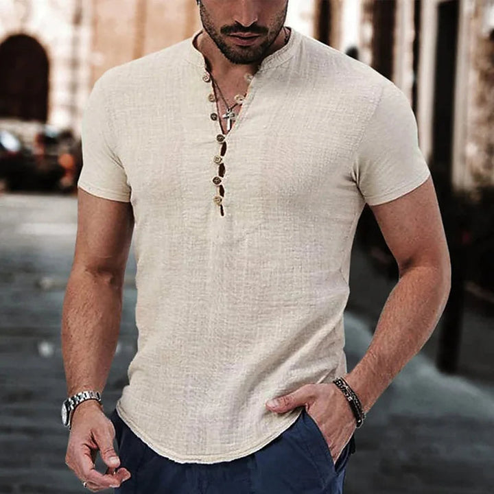 Trendy heren V-hals T-shirt met stijlvolle knoopdetails. Ideaal voor een casual zomerlook en comfortabele dagelijkse kleding.