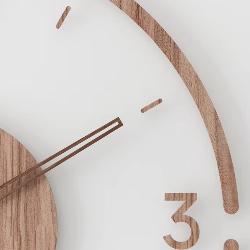 Stijlvolle designklok in moderne woonkamer. Grote minimalistische wandklok, stil uurwerk, Scandi-look.