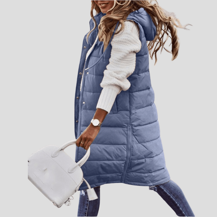 Dames lange gewatteerde bodywarmer met capuchon, ideaal als stijlvolle overgangsjas voor dames.