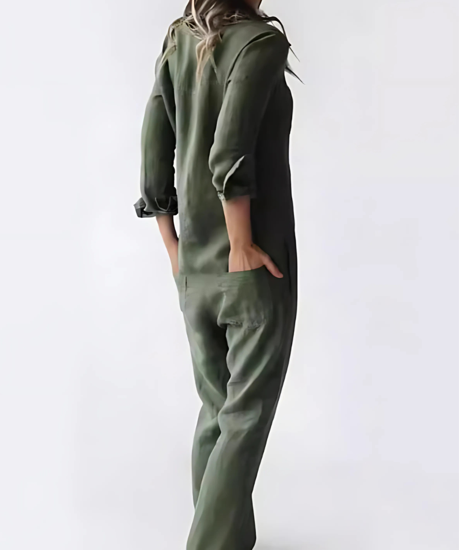Modieuze zwarte dames jumpsuit met knoopsluiting, zakken en enkellengte. Een elegante Hoymans boilersuit.
