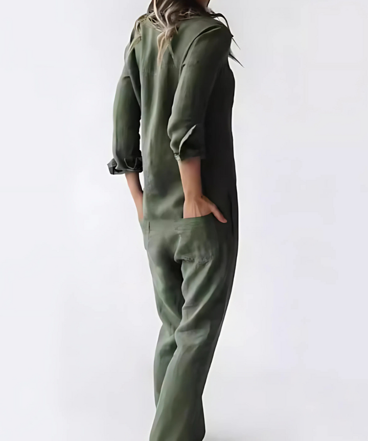 Modieuze zwarte dames jumpsuit met knoopsluiting, zakken en enkellengte. Een elegante Hoymans boilersuit.