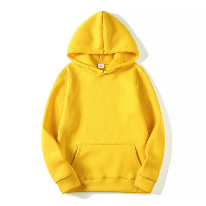 Man draagt effen herenhoodie in actieve pose, benadrukt sportief en comfortabel karakter van de trui.