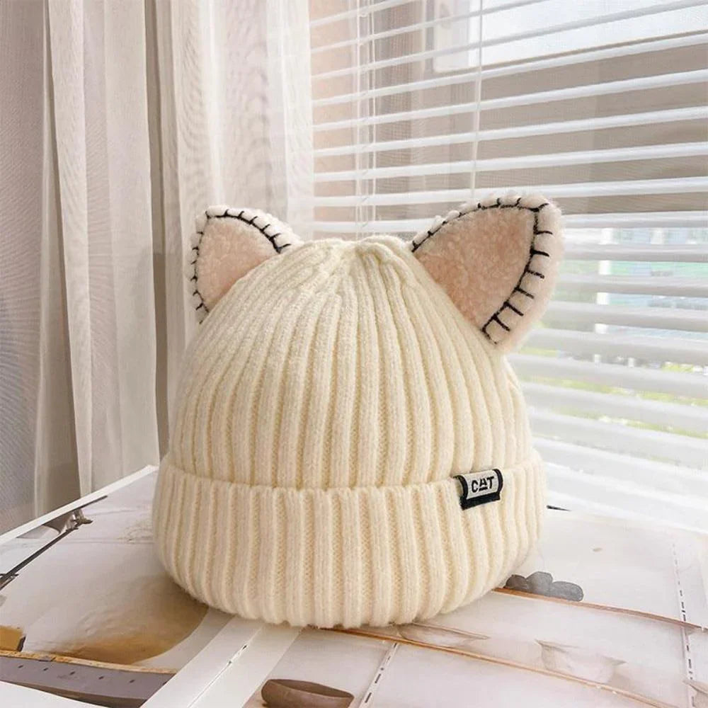 Unisex gebreide wintermuts PurrWarm met speelse kattenoren, warm en comfortabel voor winterse dagen.