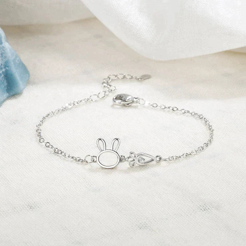 Dames armband met schattige konijnhanger, verzilverd en minimalistisch sieraad.