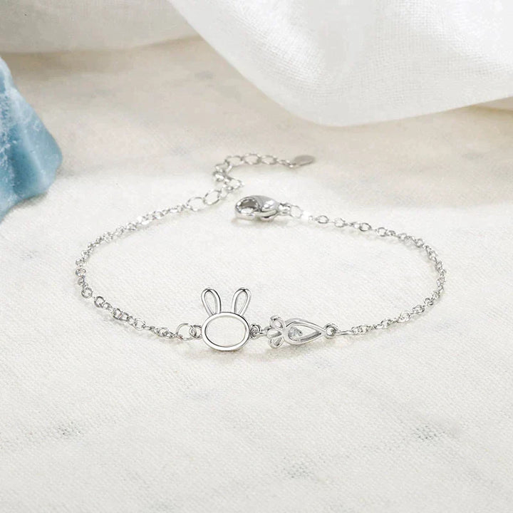 Dames armband met schattige konijnhanger, verzilverd en minimalistisch sieraad.