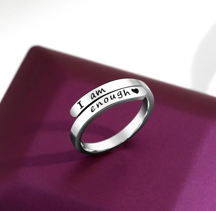 Verzilverde damesring 'I Am Enough', symbool voor zelfvertrouwen & kracht. Elegant verstelbaar sieraad.