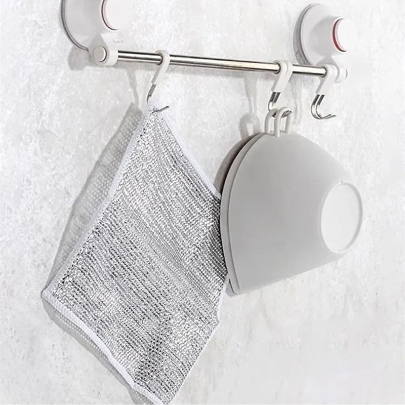 Hand met een multifunctioneel vaatdoekje, demonstrerend gebruiksgemak en ergonomie.