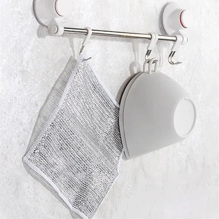 Hand met een multifunctioneel vaatdoekje, demonstrerend gebruiksgemak en ergonomie.