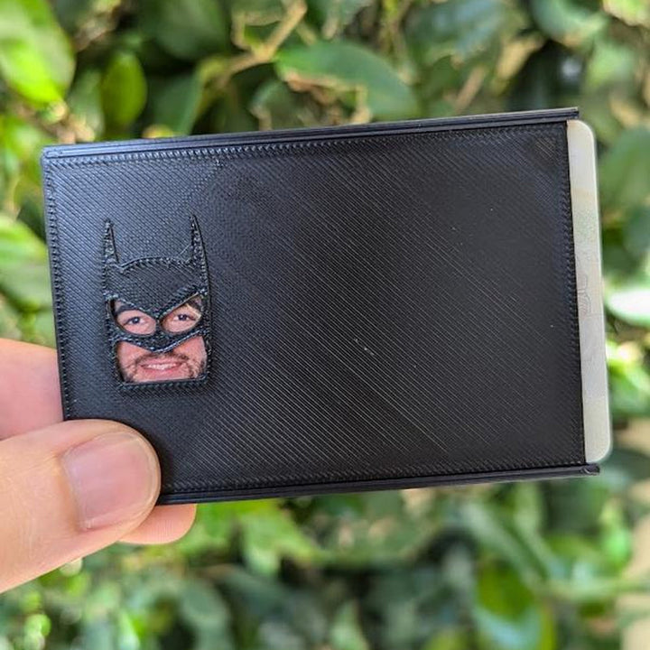 Zwarte ShadowTag ID kaarthouder, hoogwaardige beschermhoes met unieke superheldenlook, ideaal voor pasjes.
