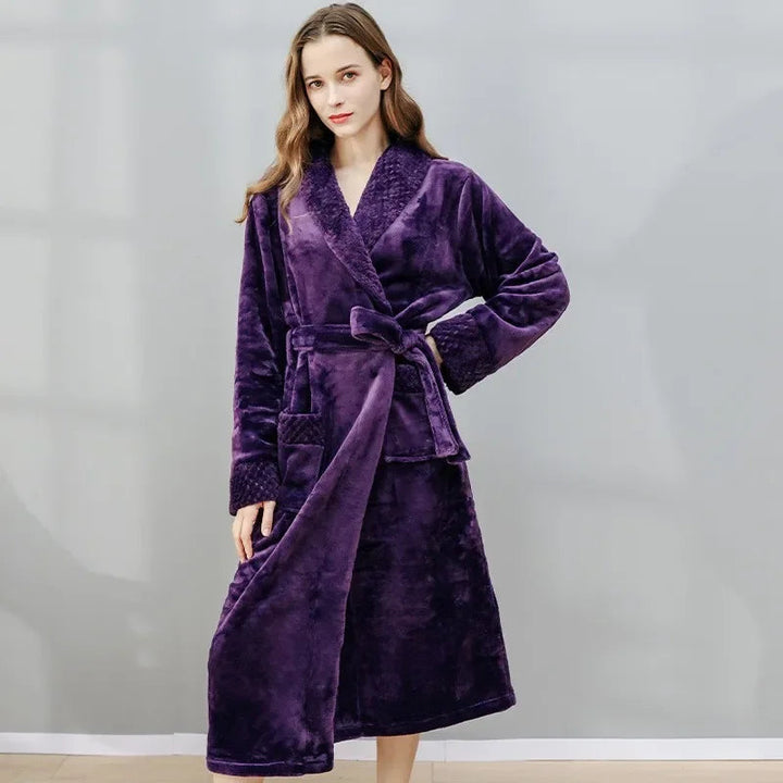 Stijlvolle grijze damesbadjas met capuchon, ideaal als comfortabele loungewear en modern huispak voor vrouwen.