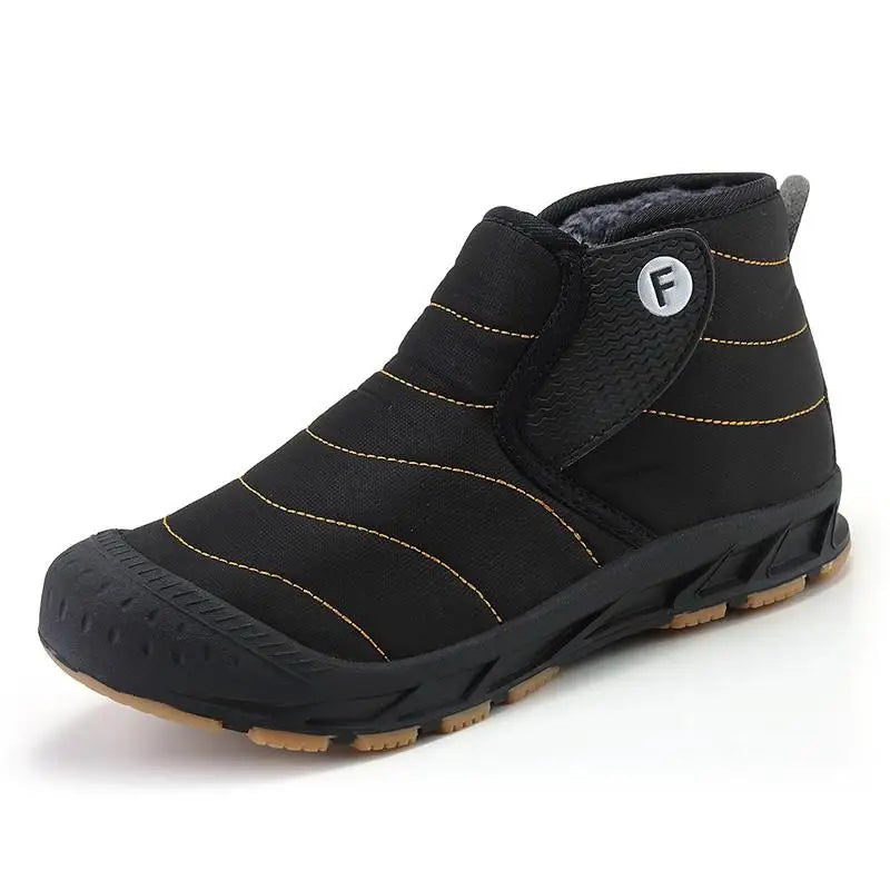 Zwarte heren winterlaarzen met robuuste zool voor optimale grip. Waterdicht en comfortabel voor lange wandelingen.
