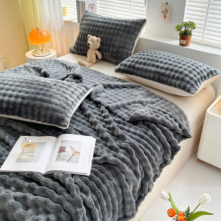 Luxe fleece deken met bubbeltextuur, perfect voor warmte en knus comfort in woonkamer of slaapkamer.