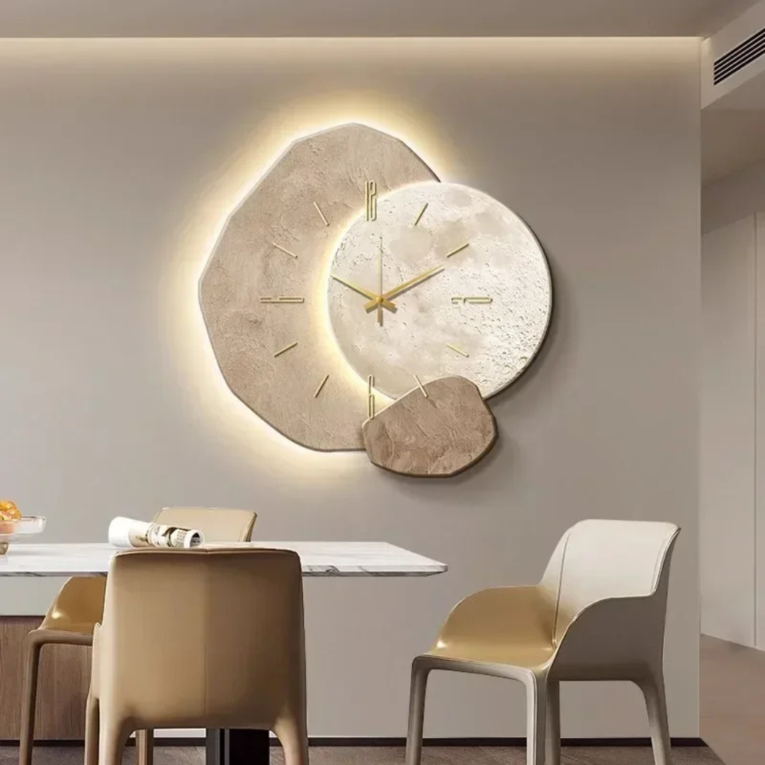 Elegante houten wandklok met warm LED-schijnsel, modern design. Natuurlijke accent voor woondecoratie.