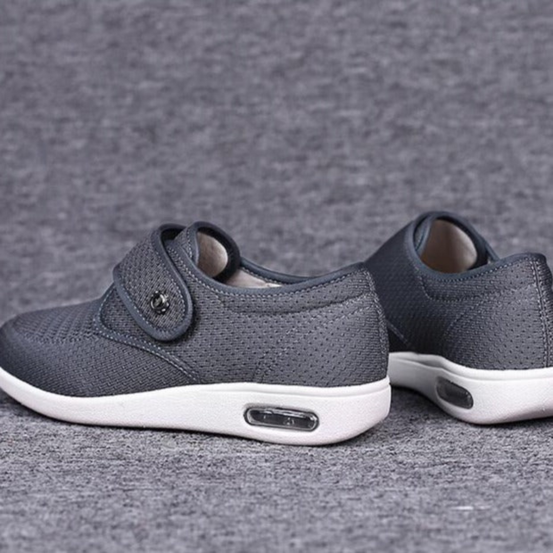 Trendy orthopedische instappers Anika met leder look, brede pasvorm voor comfort en ondersteuning bij diabetes.