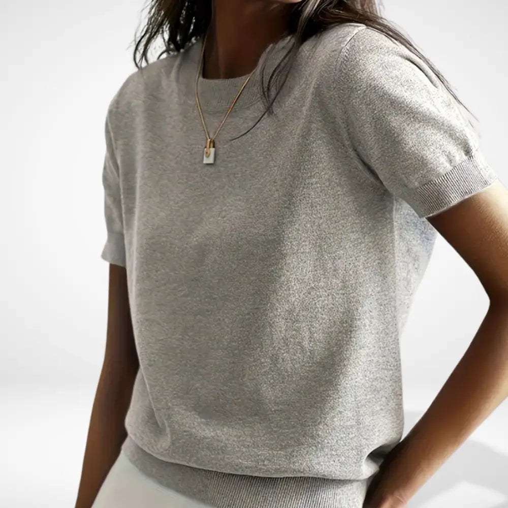 Witte stijlvolle dames top met korte mouw en ronde hals, ideaal voor een casual of elegante zomerlook.