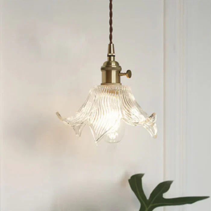 Moderne OpulentGlow glazen hanglamp voor eetkamer; stijlvolle transparante plafondlamp.
