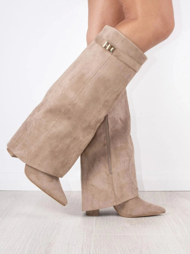 Comfortabele hoge dameslaarzen in beige met elegante schacht. Stijlvolle winterlaarzen voor vrouwen.