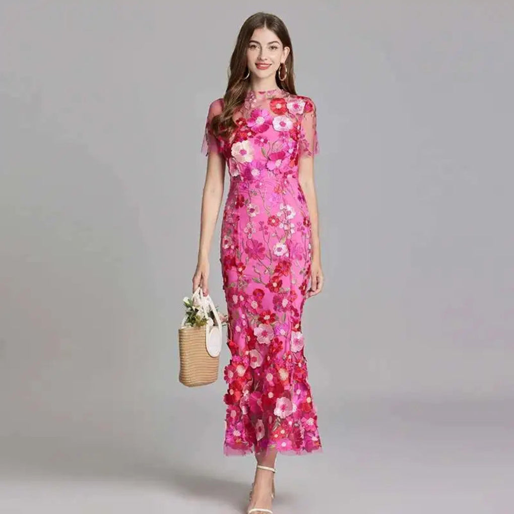 Elegante dames galajurk met geborduurd kant en pofmouwen, perfect voor formele speciale gelegenheden.