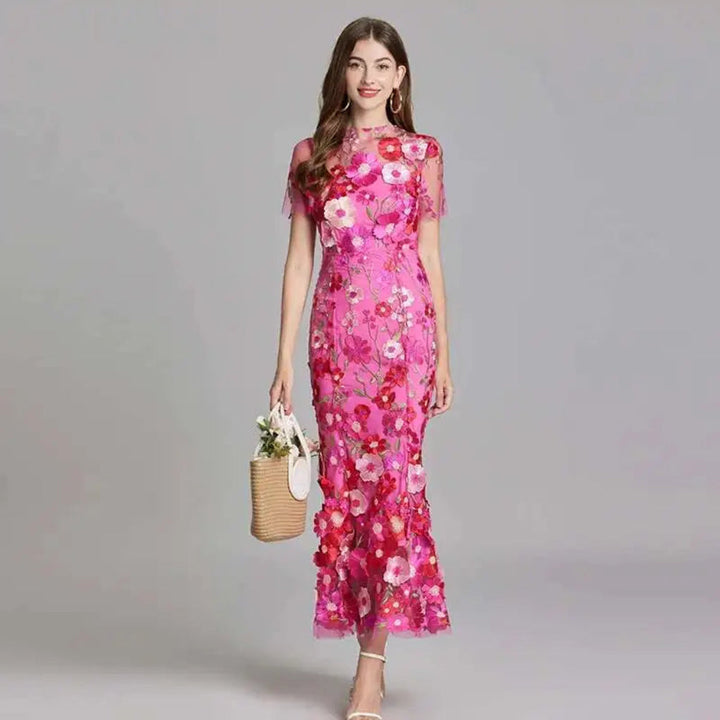 Elegante dames galajurk met geborduurd kant en pofmouwen, perfect voor formele speciale gelegenheden.