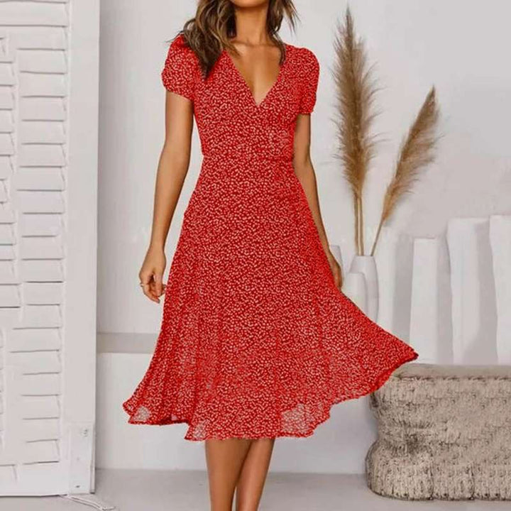 Elegante rode V-hals dames zomerjurk met bloemenprint. Comfortabele pasvorm, perfect voor een feestelijke look.