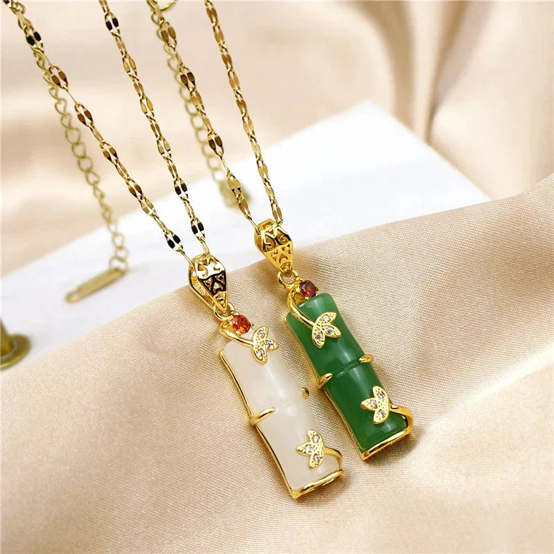 Damesketting met groene jade amulet, symbool voor geluk en rijkdom. Stijlvol edelsteen sieraad.