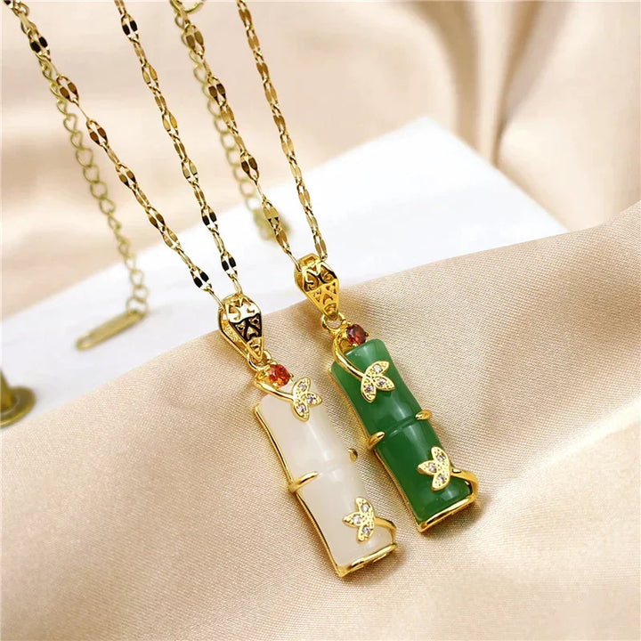 Damesketting met groene jade amulet, symbool voor geluk en rijkdom. Stijlvol edelsteen sieraad.