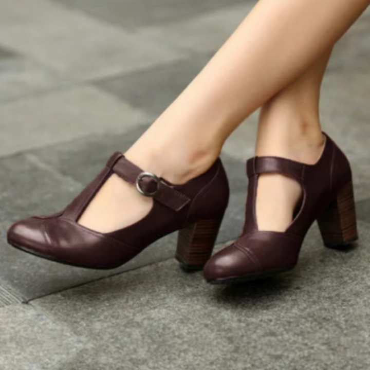 Dames retro T-band hakken met stevige blokhak in vintage stijl, beschikbaar in zwart, bruin en rood.