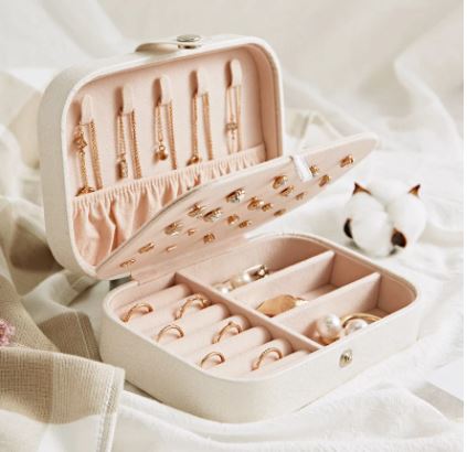 Elegante dames sieradendoos van kunstleer, perfect voor veilige opslag van juwelen en accessoires.