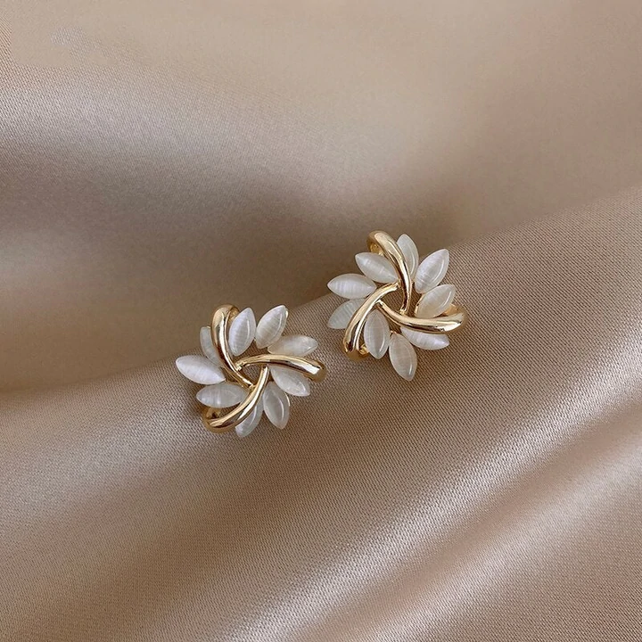 Elegante dames opaalbloem oorknopjes, verguld. Sieraden met bloemdesign en opalen edelstenen.