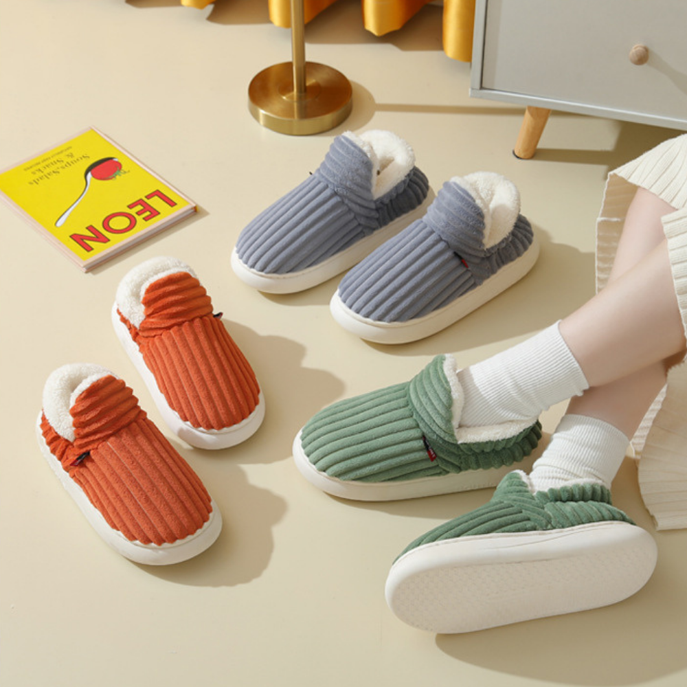 Pluche unisex pantoffels met zachte voering. Warm, comfortabel en lichtgewicht voor binnenhuisgebruik.