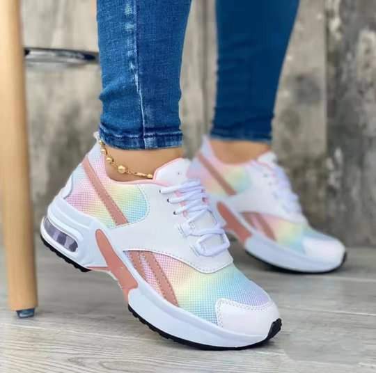 Kleurrijke moderne dames sneakers, comfortabele en veelzijdige schoenen voor een actieve lifestyle.
