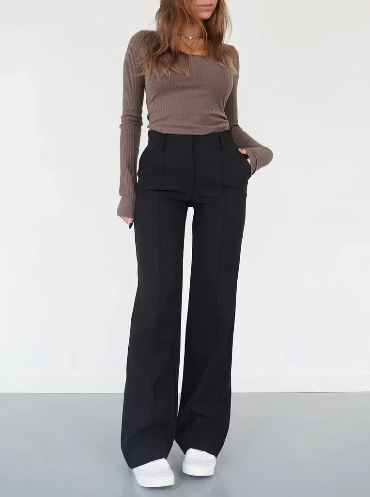 Dameskleding: stijlvolle Hoymans broek, slim-fit taille en modieuze wijde pijpen, zeer comfortabel.