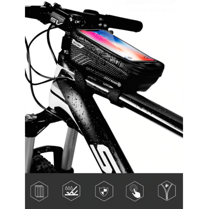 Fietser navigeert met telefoon in universele frametas tijdens een outdoor fietsavontuur. Praktisch.