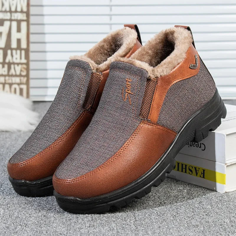 Zwarte stijlvolle heren instap winterschoenen, ideaal voor casual comfort in de winter.